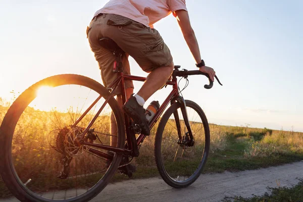 Rowerzysta Terenie Młody Sportowiec Jeździ Rowerze Zachodzie Słońca Promieniem Słońca — Zdjęcie stockowe