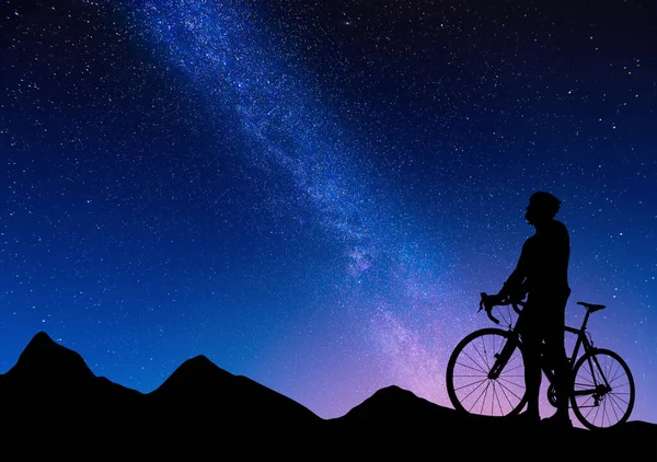 Sylwetka Rowerzysty Rowerze Drogowym Tle Drogi Mlecznej Piękny Nocny Krajobraz — Zdjęcie stockowe