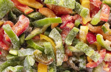 Buzla kaplı dondurulmuş dolma biber. Donmuş sebzeler.