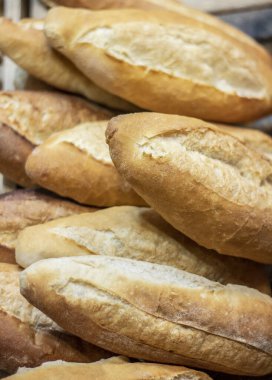 müşterilerin satın almak için ikna için modern bir fırın tezgah üstü üzerinde el yapımı ekmek somunları, görüntüleme