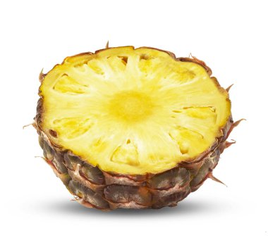 Dilimlenmiş ananas meyvesi beyaza izole edilmiş..