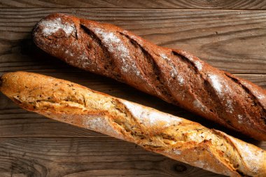 Kırsal ahşap arka planda gevrek buğday ve karabuğday ekmeği. Düz yatıyordu.