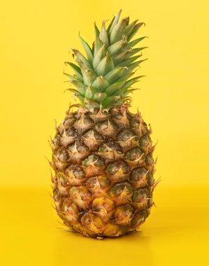 Sarı arka planda tam ananas..