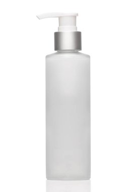 Kozmetik ürünleri için boş gri şişe ve beyaza izole edilmiş şeker kutusu..