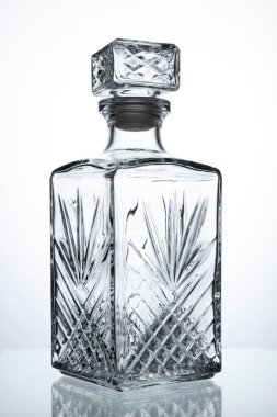 Beyaz arkaplanda viski için boş sürahi.