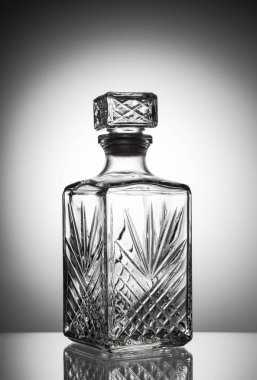 Viski için boş sürahi beyaz arkaplanda, görüntünün üst köşelerinde koyu bir gradyan var..