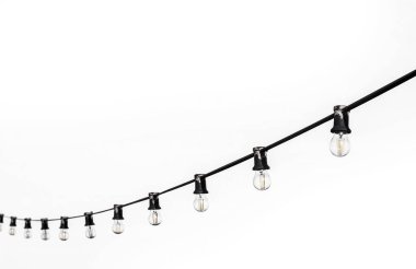Beyaz arkaplanda siyah bir kablo üzerinde parlak ampuller