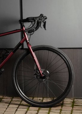 Yol bisikleti. Turizm için parlak yol bisikletinin ön tarafı..