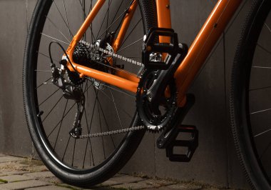 Çakıl bisikleti. Gri arkaplanda off-road bisiklet için çakıl bisikleti transmisyonunu kapat.