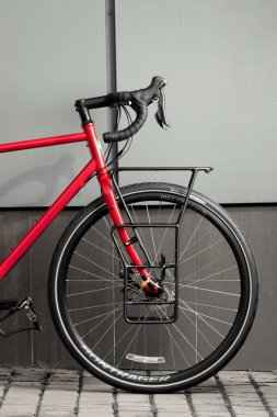 UKRAINE, KYIV - 23 Şubat 2020: Trek 520 - turizm ve seyahat için efsanevi bisiklet. Gri arkaplanda bisikletin ön kısmının yan görünümü.