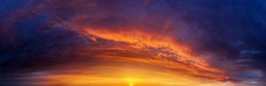 Karanlık bulutlu dramatik günbatımı arkaplanı. Gökyüzü Panoraması.