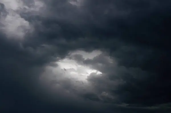 Fırtınadan önce gri bulutlar. Fırtınadan önce kara bulutlardaki ışık parıltısı.