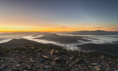 Dağ manzarası. Gün doğumunda sabah sisli dağların manzarası. Güzel Karpat Dağları.