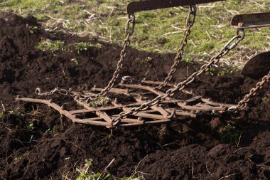 Tarlayı sürmek için bir traktör aracı. Baharda toprağı sürme süreci.