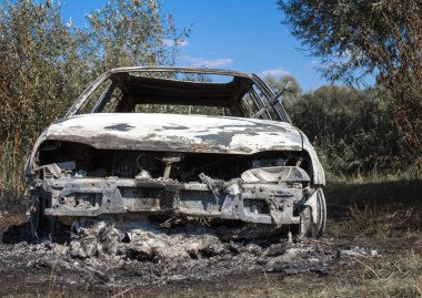 Göl kıyısındaki kundaklamadan sonra araba yandı.