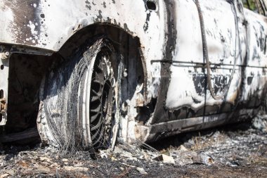 Göl kıyısındaki kundaklamadan sonra araba yandı.