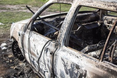 Göl kıyısındaki kundaklamadan sonra araba yandı.