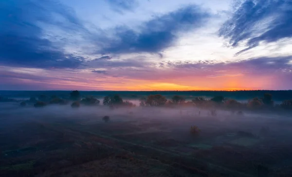 Paisaje Matutino Amanecer Con Niebla Campo Con Hermoso Cielo Nublado —  Fotos de Stock