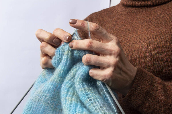 Крупный план вязания рук. Процесс вязания. Мбаппе сделал.