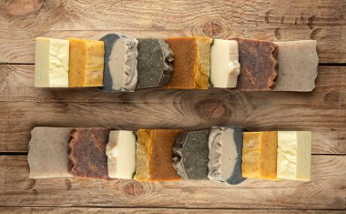 Ahşap masada farklı ev yapımı sabunlar..