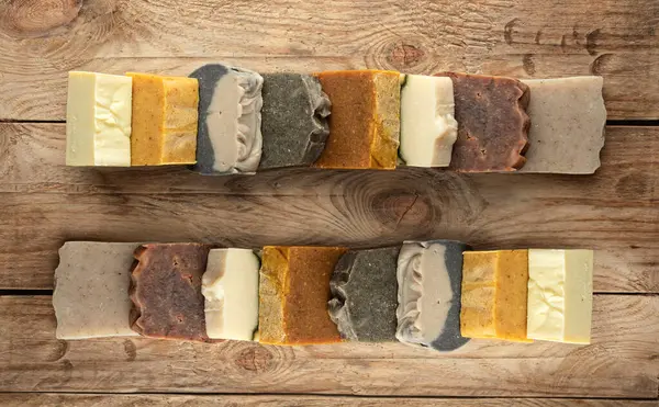 Ahşap masada farklı ev yapımı sabunlar..