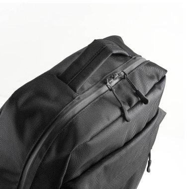 İçinde sapı ve fermuarı olan siyah bir sırt çantası. Günlük giysiler için sırt çantası. Üst görünüm.