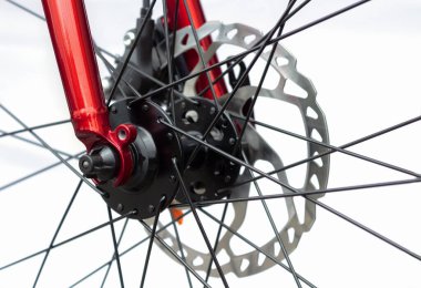 Beyaz arka planda bir bisikletin hidrolik fren sistemi. Bisiklet parçaları ve bileşenleri.