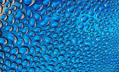 Su damlalarının soyut arkaplanı. Bardağa bir damla sıvı damlatın..