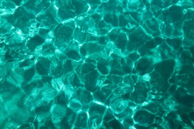 Parlak turkuaz suyu olan okyanus suyu arka planı.