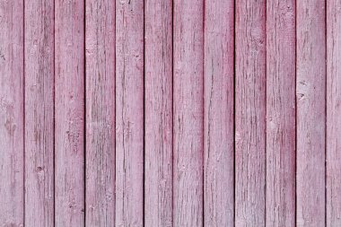 Soyulmuş pembe boyalı eski ahşap çit.