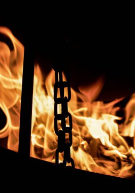 Ateşte bir kazanda yemek pişirmek. Karanlıkta ateş alevleri.