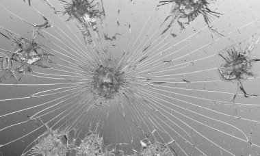 Gri arkaplanda kırık cam dokusu.