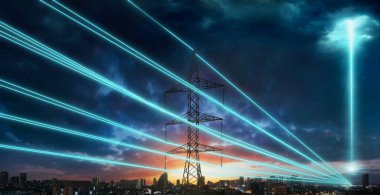 Gece şehri ve yıldızlı gökyüzünün arka planında parlayan mavi kablolu güç kuleleri. Bir enerji demeti gökyüzüne çarpar.