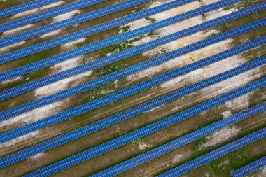 Güneş pili istasyonu. Sahadaki insansız hava aracı güneş panellerinden bak. Alternatif enerji tipleri. Güneşin enerjisi.