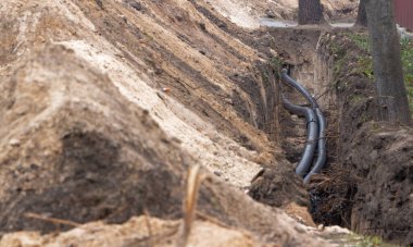 Yeraltındaki su kaynakları için siyah plastik borular. PVC borular. Kanalizasyon sistemi onarımı.
