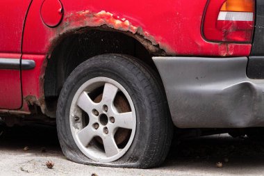 Paslı, eski bir arabanın arka tekeri. Eski arabaları geri dönüşüm.