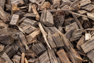 Yığının üzerinde duran küçük tahta parçaları..