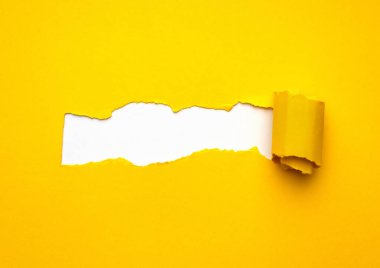 Beyaz arkaplan üzerindeki metin için alanı olan sarı yırtık kağıt.