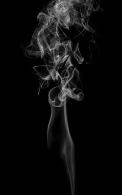 Siyah arkaplandaki dumanın soyut figürü