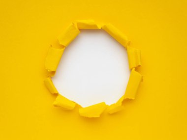 Beyaz arka planda sarı yırtık kağıt. Kağıt efekti kırılıyor.