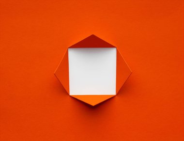 Lav kağıdında kare şeklinde bir delik. Asgari yaratıcı geometrik kavram. Metin veya resim için boşluk.