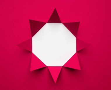 Beyaz arkaplanda morumsu kağıttan yapılmış sekizgen çerçeve. Minimum geometrik konsept. Metin için boşluk.