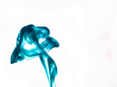 Renkler sıvıya dönüştü ve beyaz arka planda hareket ederken fotoğraflandı. Renk kaybı. Seçici odak.