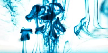 Renkler sıvıya dönüştü ve beyaz arka planda hareket ederken fotoğraflandı. Renk kaybı. Seçici odak.