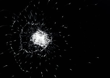 Siyah arka planda kırık cam dokusu. Yakın plan..