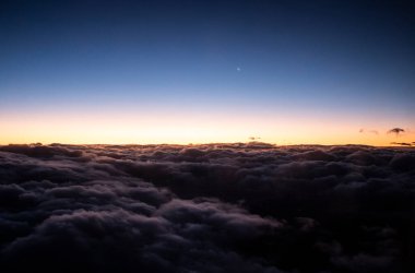 Gökyüzü bulutlu ve güneşli. Fotoğraf bir uçaktan çekildi.