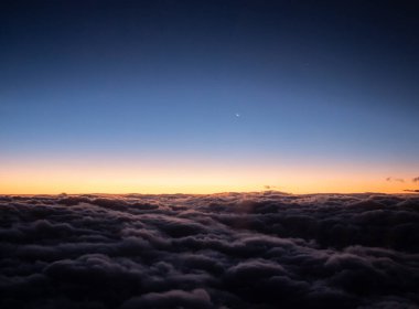 Gökyüzü bulutlu ve güneşli. Fotoğraf bir uçaktan çekildi.