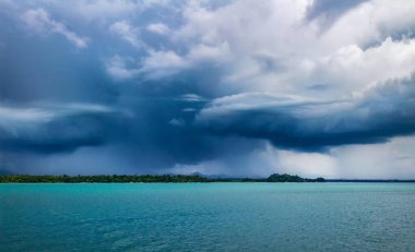Tayland 'da tropik fırtına. Adanın üzerinde ağır bulutlar vardı. Hava düzeni.