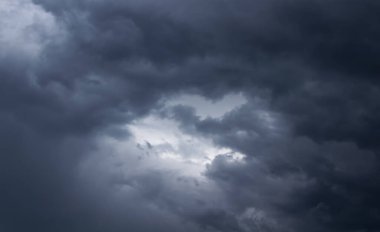 Kara bulutlu, fırtınalı bir gökyüzü. Gökyüzünde yağmur bulutları. Yağmurlu hava.