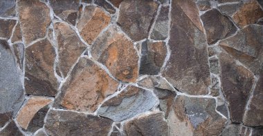 Kayaların arkasından yapılmış ev duvarı